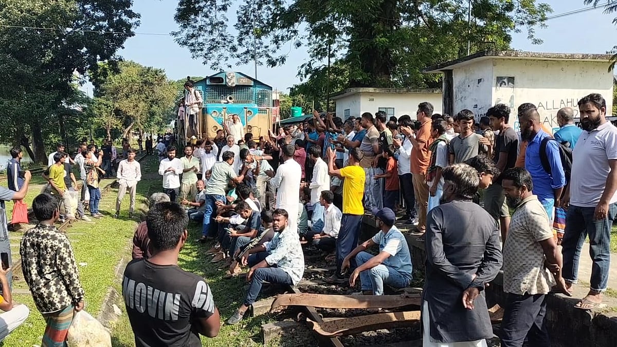 ময়মনসিংহ-৩ আসনে বিএনপির মনোনীত প্রার্থীর মনোনয়ন পরিবর্তনের দাবিতে গৌরীপুরে ট্রেন আটকে বিক্ষোভ। মঙ্গলবার সকালে