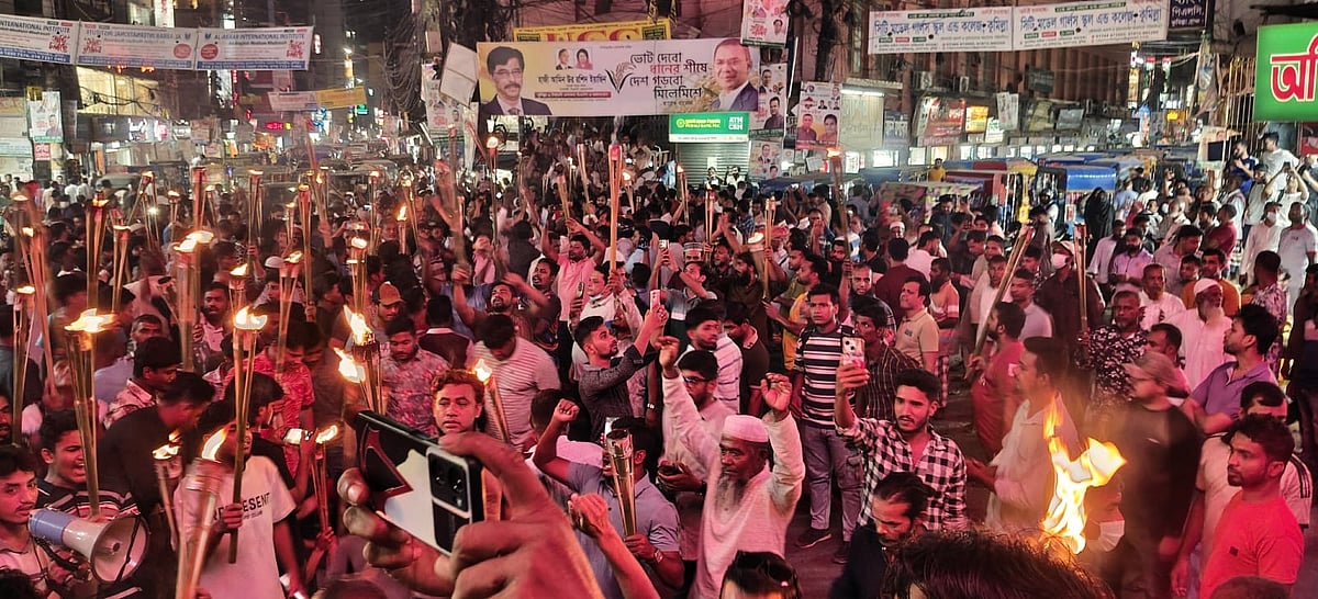 কুমিল্লা-৬ আসনে বিএনপি চেয়ারপারসনের উপদেষ্টা আমিন-উর-রশিদকে (ইয়াছিন) দলীয় প্রার্থী ঘোষণা না করার প্রতিবাদে মশাল জ্বালিয়ে তাঁর অনুসারীদের বিক্ষোভ–মিছিল বিক্ষোভ। মঙ্গলবার রাতে কুমিল্লা নগরের কান্দিরপাড় এলাকায়