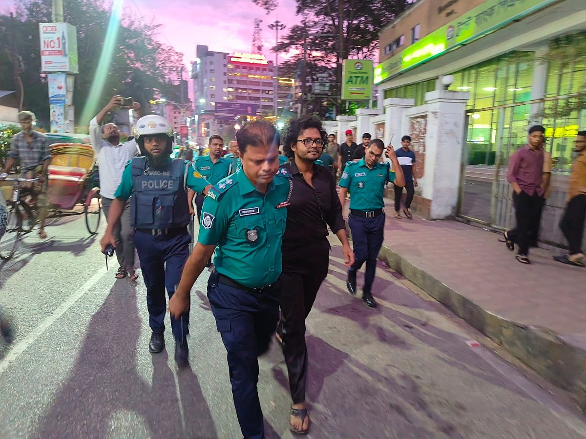 সিলেটে ছাত্র ইউনিয়নের বিক্ষোভ সমাবেশ থেকে তিনজনকে আটক করে নিয়ে যায় পুলিশ। আজ মঙ্গলবার বিকেল সাড়ে পাঁচটার দিকে সিলেট নগরীর চৌহাট্টায় কেন্দ্রীয় শহীদ মিনার এলাকায়