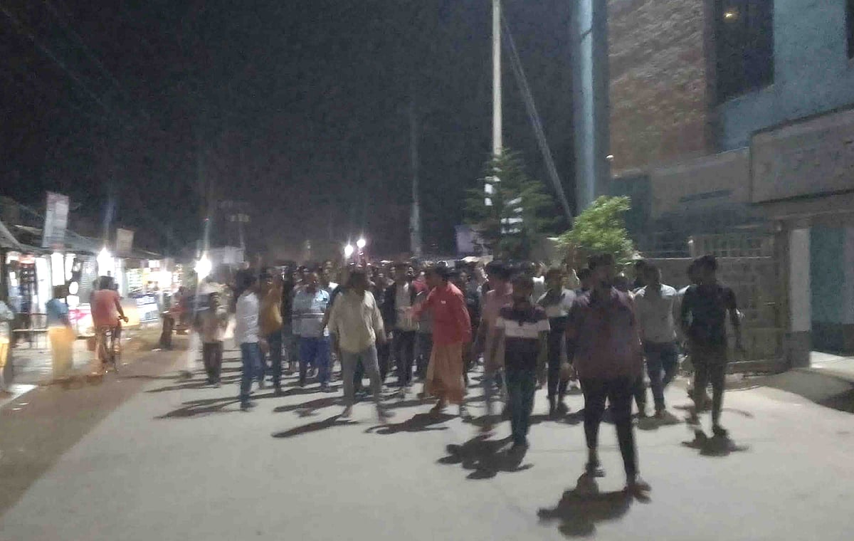 নাটোরের লালপুর উপজেলার কদিমচিলান এলাকায় নাটোর-পাবনা মহাসড়কে আগুন জ্বালিয়ে প্রতিবাদ করেন ইয়াসির আরাফাতের সমর্থকেরা। গতকাল সোমবার রাত ১০টার দিকে