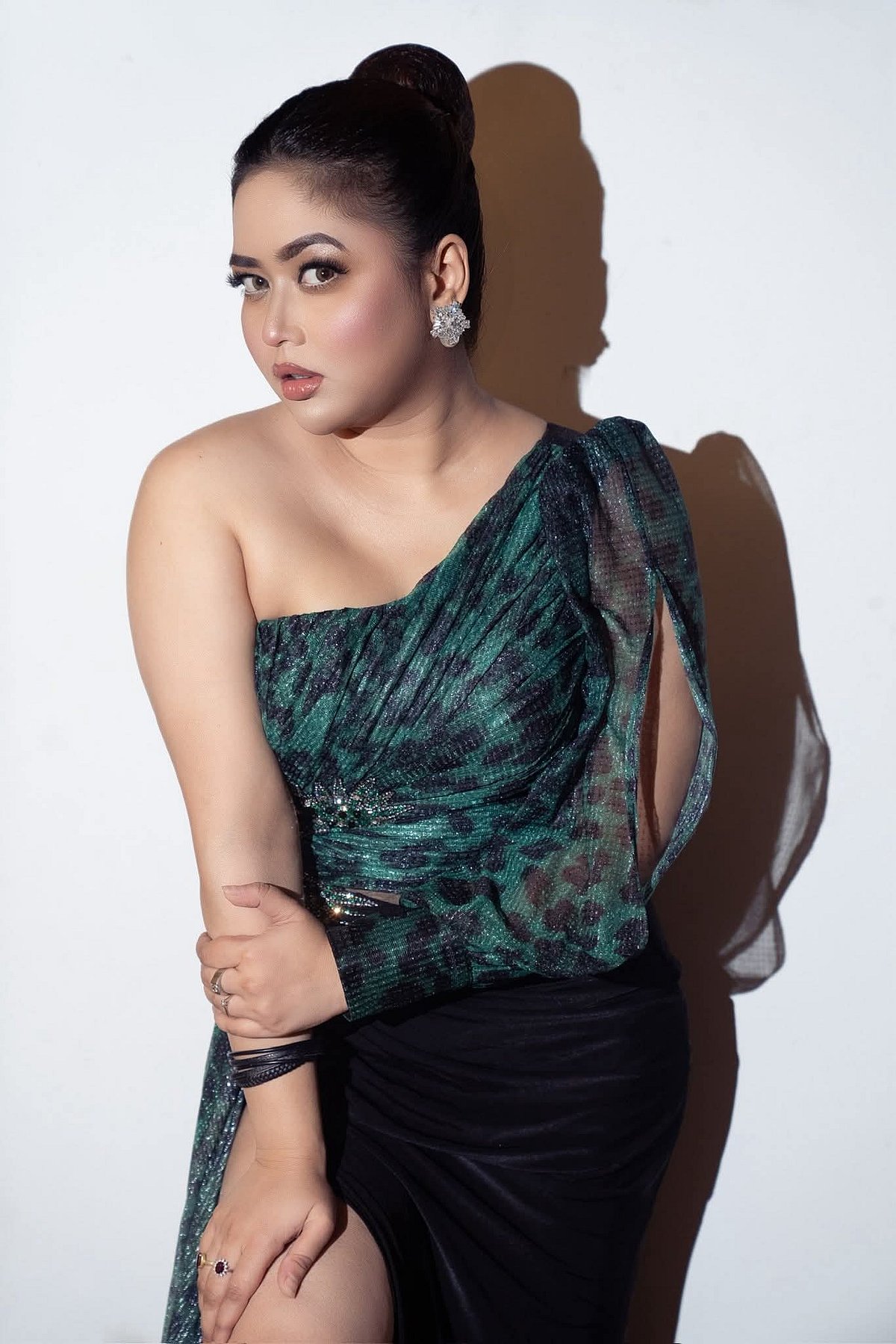 ওয়ান শোল্ডার টপে ভাবনা, দেখুন ৫টি ছবি