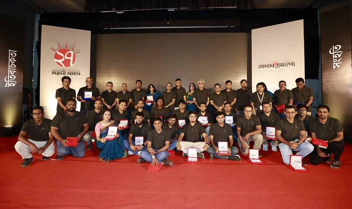 প্রথম আলোর জ্যেষ্ঠ কর্মীদের সঙ্গে সেরা কর্মীরা