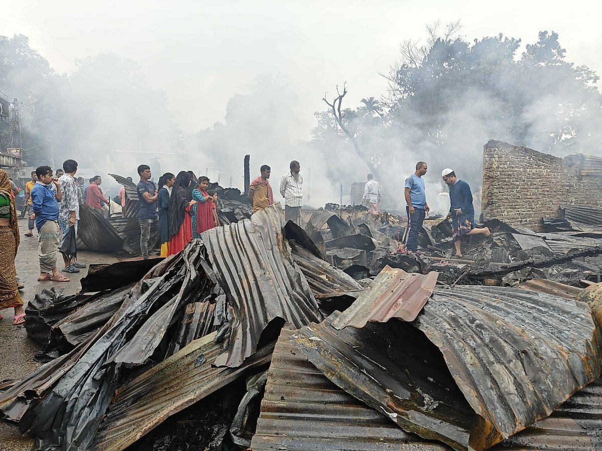 খাগড়াছড়ির মহালছড়ি বাজারে আগুন লেগে পুড়ে গেছে ২৩টি দোকান। পুড়ে যাওয়া দোকানপাট দেখছেন লোকজন। আজ সকালে তোলা