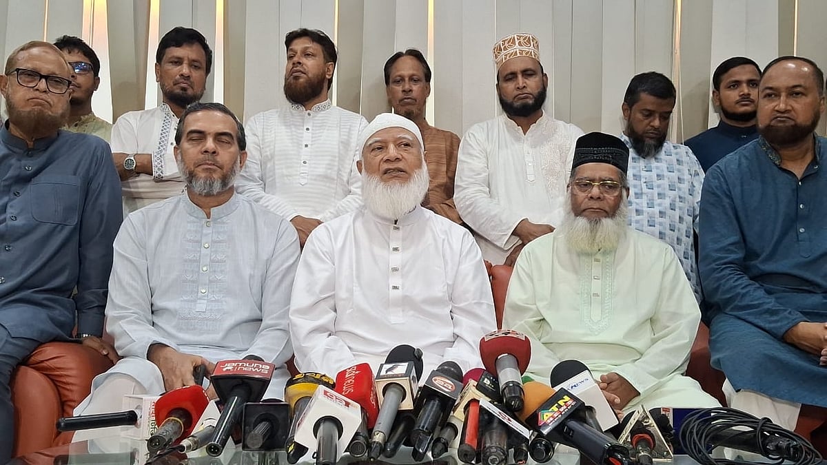 সিলেটের ওসমানী আন্তর্জাতিক বিমান্দরে সাংবাদিকদের সঙ্গে কথা বলেন জামায়াতে ইসলামীর আমির শফিকুর রহমান। আজ বুধবার সকালে