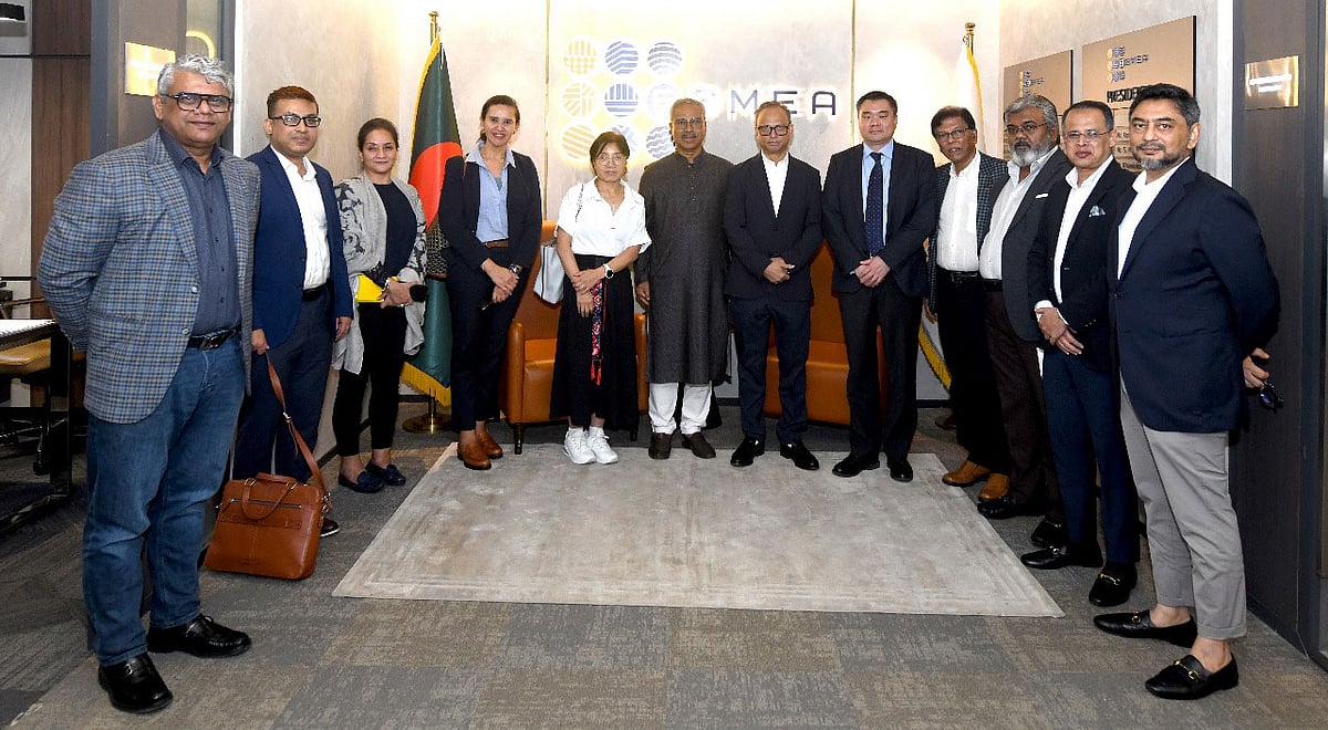 আন্তর্জাতিক মুদ্রা তহবিলের (আইএমএফ) একটি প্রতিনিধিদল আজ বুধবার বাংলাদেশ পোশাক প্রস্তুতকারক ও রপ্তানিকারক সমিতির (বিজিএমইএ) নেতাদের সঙ্গে বৈঠক করেছে। রাজধানীর উত্তরায় বিজিএমইএর কার্যালয়ে বৈঠকটি অনুষ্ঠিত হয়