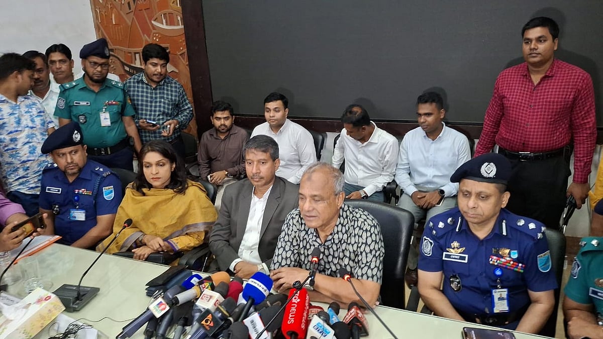 নির্বাচনকে সামনে রেখে গাজীপুরের আইনশৃঙ্খলা রক্ষাকারী বাহিনী ও প্রশাসনের সঙ্গে মতবিনিময় সভা করেন স্বরাষ্ট্র উপদেষ্টা জাহাঙ্গীর আলম চৌধুরী। আজ বুধবার দুপুর ১২টার দিকে গাজীপুর জেলা প্রশাসক কার্যালয়ে