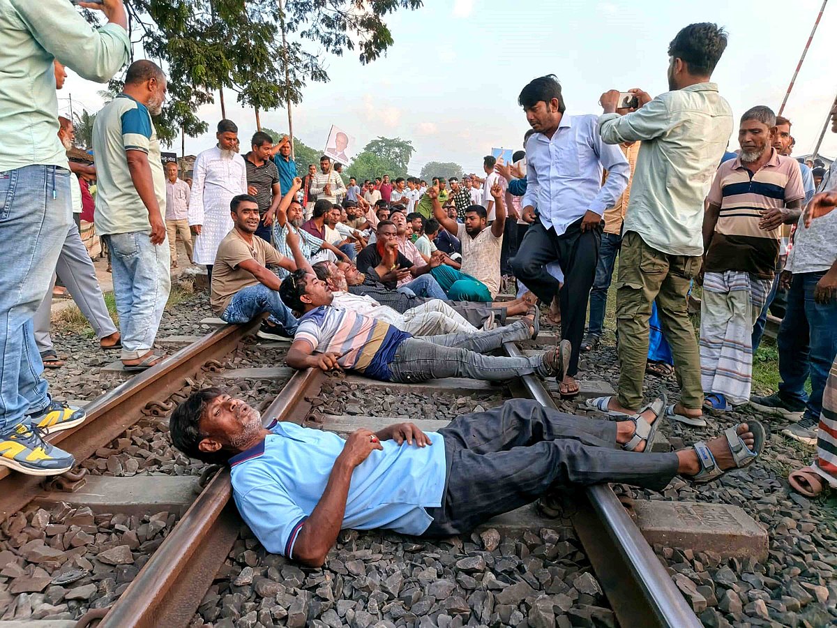 নাটোরের লালপুর উপজেলার আজিমনগর রেলস্টেশন সংলগ্ন গোপালপুর রেলগেটে মনোনয়ন বঞ্চিত তাইফুল ইসলামের সমর্থকরা রেললাইনে শুয়ে নাটোর-১ আসনে দলের মনোনয়ন বদলের দাবি জানান। বুধবার সন্ধ্যায়