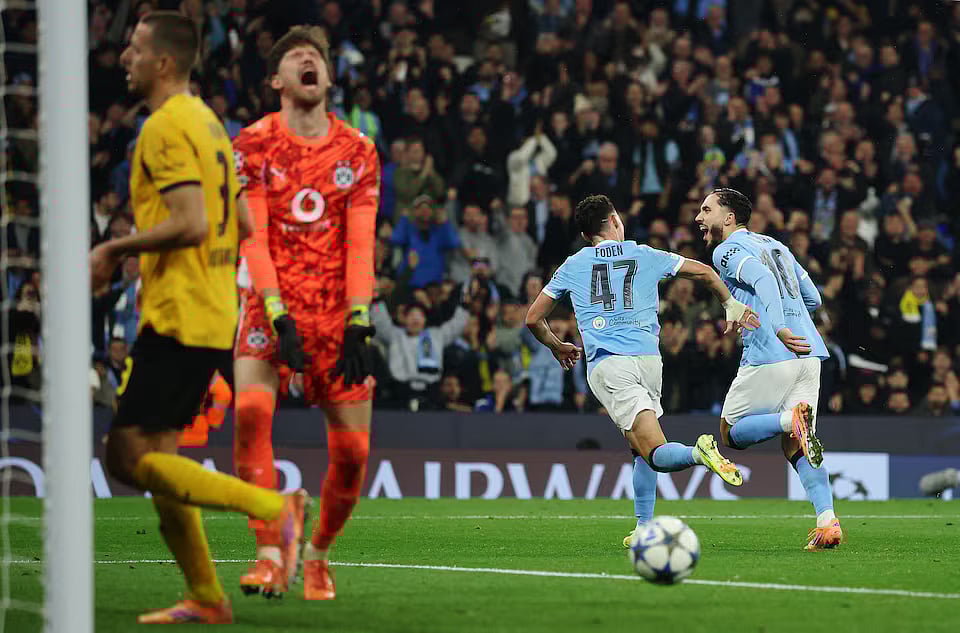 রায়ান চেরকির গোলের পর তাঁর সঙ্গে ফিল ফোডেনের উল্লাস, যিনি নিজেও করেছেন দুই গোল