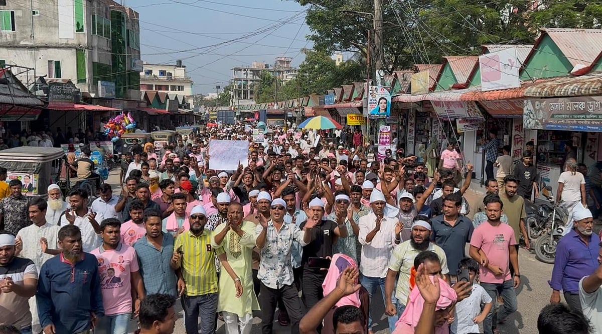 মাদারীপুর-১ আসনের বিএনপির মনোনীত প্রার্থী কামাল জামান মোল্লার মনোনয়ন স্থগিত করার প্রতিবাদে বিক্ষোভ মিছিল ও সড়ক অবরোধ করে রাখেন তাঁর অনুসারীরা। আজ বুধবার দুপুর ১২টার দিকে শিবচর উপজেলার প্রধান সড়কে