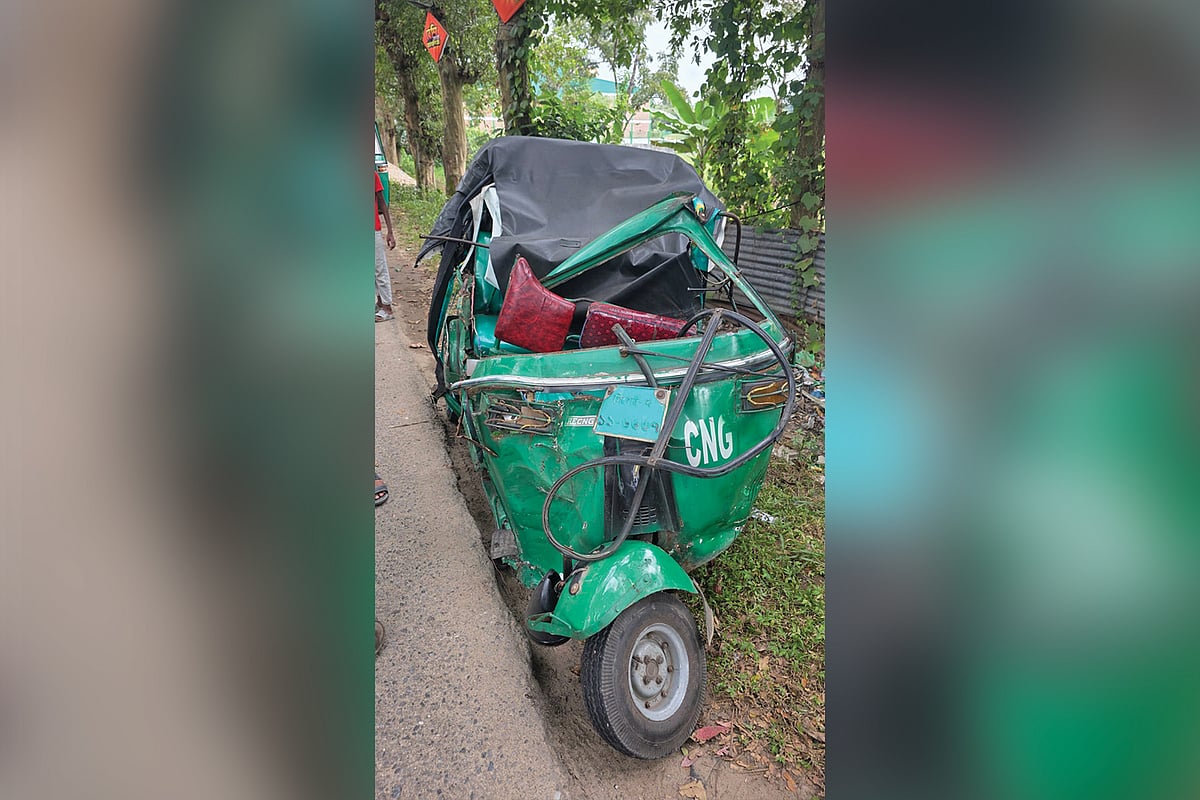 দুর্ঘটনাকবলিত সিএনজিচালিত অটোরিকশা। আজ সকাল সাড়ে ১০টার দিকে সিলেট সদর উপজেলার সিলেট-তামাবিল আঞ্চলিক মহাসড়কের খাদিমনগর
