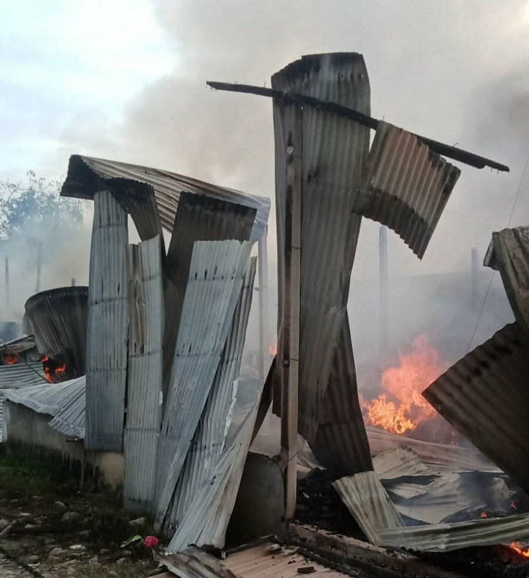 গাজীপুর নগরের বাবুর্চি মোড় এলাকায় একটি ঝুটের গুদামে আগুন লেগেছে। আজ বুধবার সকালে