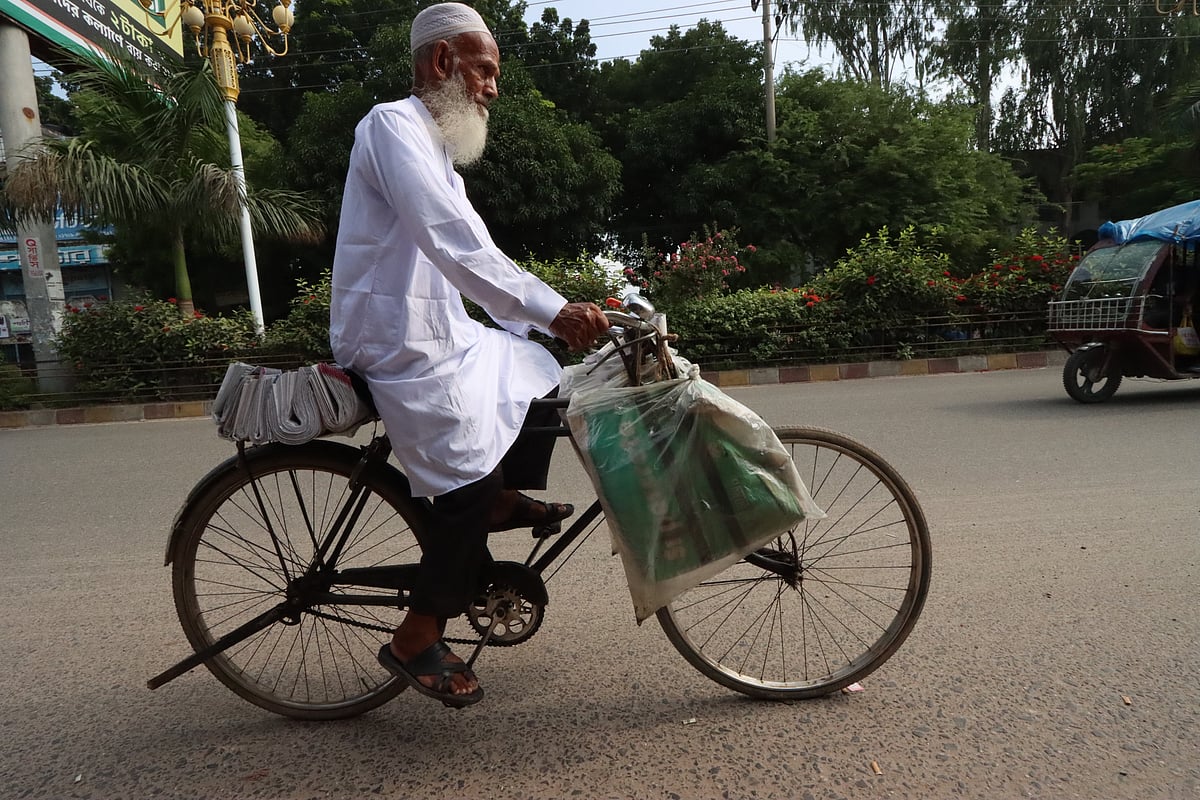 মনিরুজ্জামান এলাকার এক বড় ভাইয়ের পরামর্শে ১৯৮৬ সাল থেকে পত্রিকা বিলি করেন
