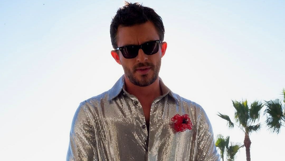 সেক্সিয়েস্ট ম্যন খেতাব জিতেছেন ব্রিটিশ তারকা জনাথন