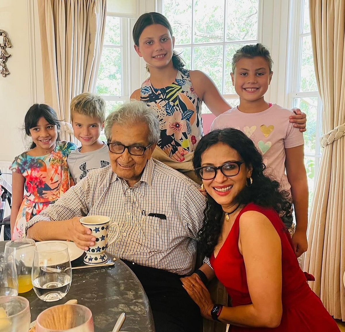 মেয়ে ও স্বজনদের সঙ্গে নোবেলজয়ী অর্থনীতিবিদ অমর্ত্য সেন