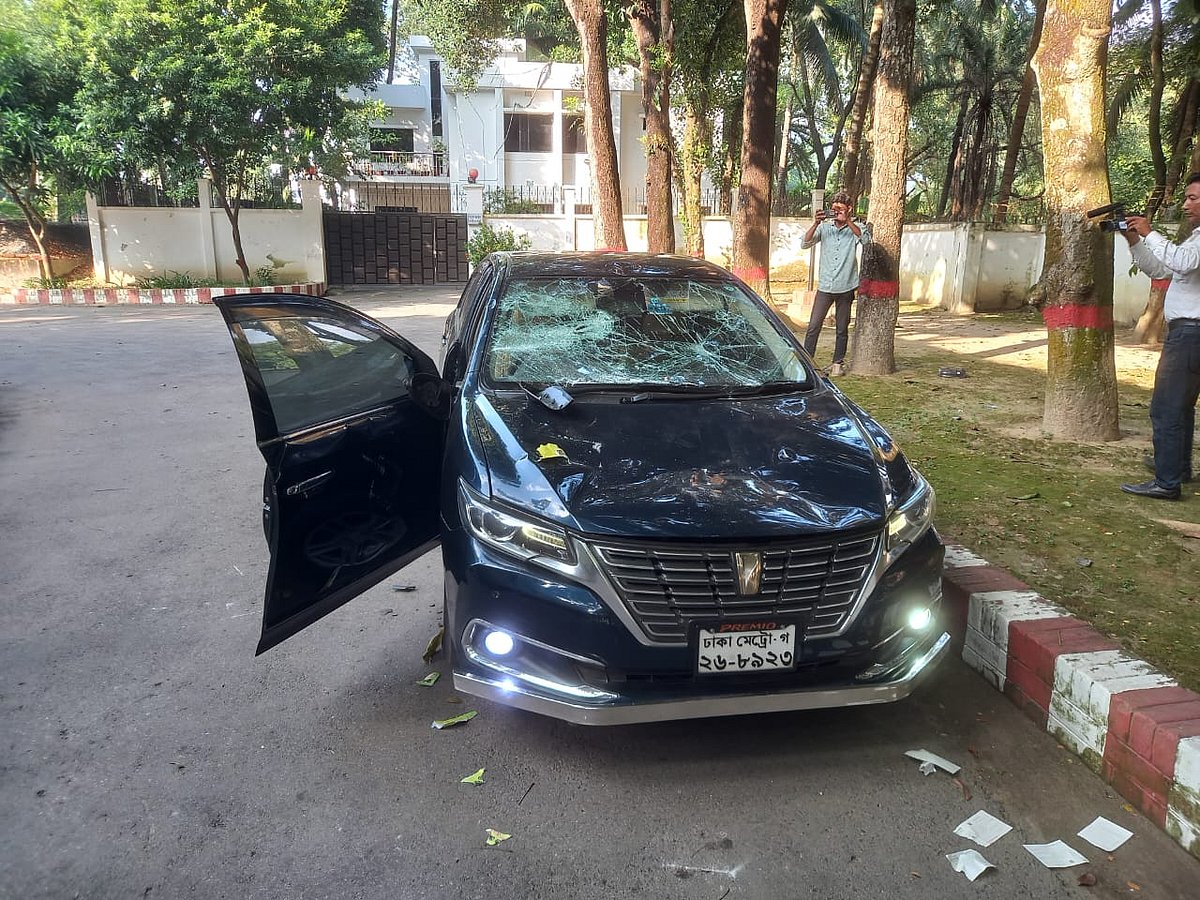 ঝিনাইদহে আওয়ামী লীগ নেতার ভাঙচুর করা প্রাইভেট কার। এলজিইডি কার্যালয়ের সামনে