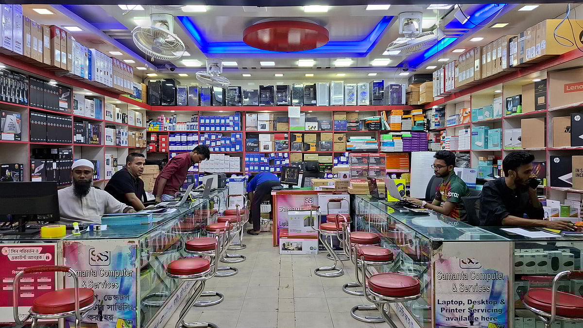 ঢাকার একটি কম্পিউটার বিক্রয় কেন্দ্র