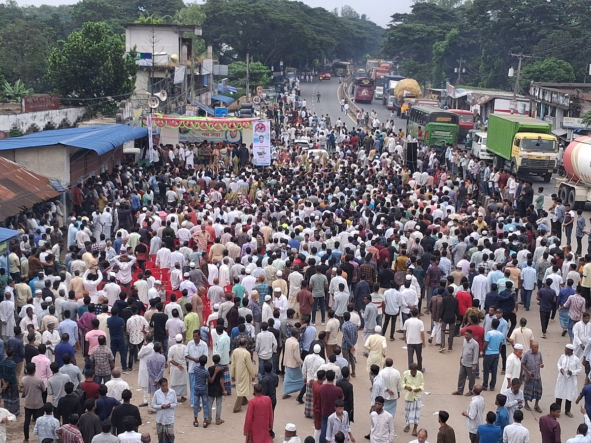 মহাসড়কের একাংশ বন্ধ করে নির্বাচনী পথসভা করেছেন মিরসরাইয়ের বিএনপি মনোনীত এমপি প্রার্থী।  আজ বিকেল সাড়ে চারটায় উপজেলার সদরে পথচারী সেতু এলাকার  ঢাকা-চট্টগ্রাম মহাসড়ক থেকে তোলা