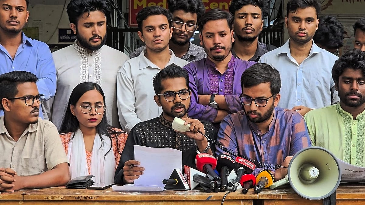 জকসু নির্বাচনের তফসিল ঘোষণার পর বুধবার দুপুরে তাৎক্ষণিক প্রতিক্রিয়া জানিয়ে সংবাদ সম্মেলন করেন ঐক্যবদ্ধ জবিয়ান মঞ্চের নেতারা