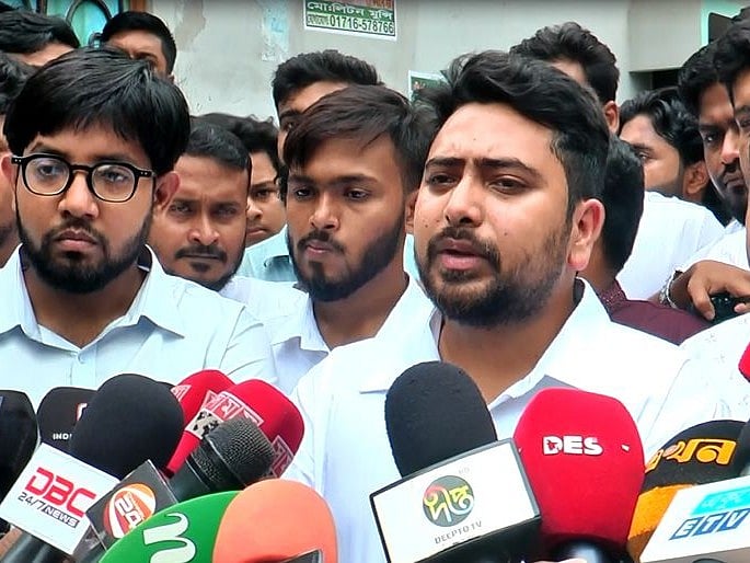 বৈষম্যবিরোধী ছাত্র আন্দোলনে গুলিতে আহত হয়ে চিকিৎসাধীন অবস্থায় নিহত গাজী সালাউদ্দিনের পরিবারের সঙ্গে সাক্ষাৎ শেষে সাংবাদিকদের সঙ্গে কথা বলেন এনসিপির আহ্বায়ক নাহিদ ইসলাম। আজ বুধবার দুপুরে নারায়ণগঞ্জের সিদ্ধিরগঞ্জের ২ নম্বর ঢাকেশ্বরী এলাকায়