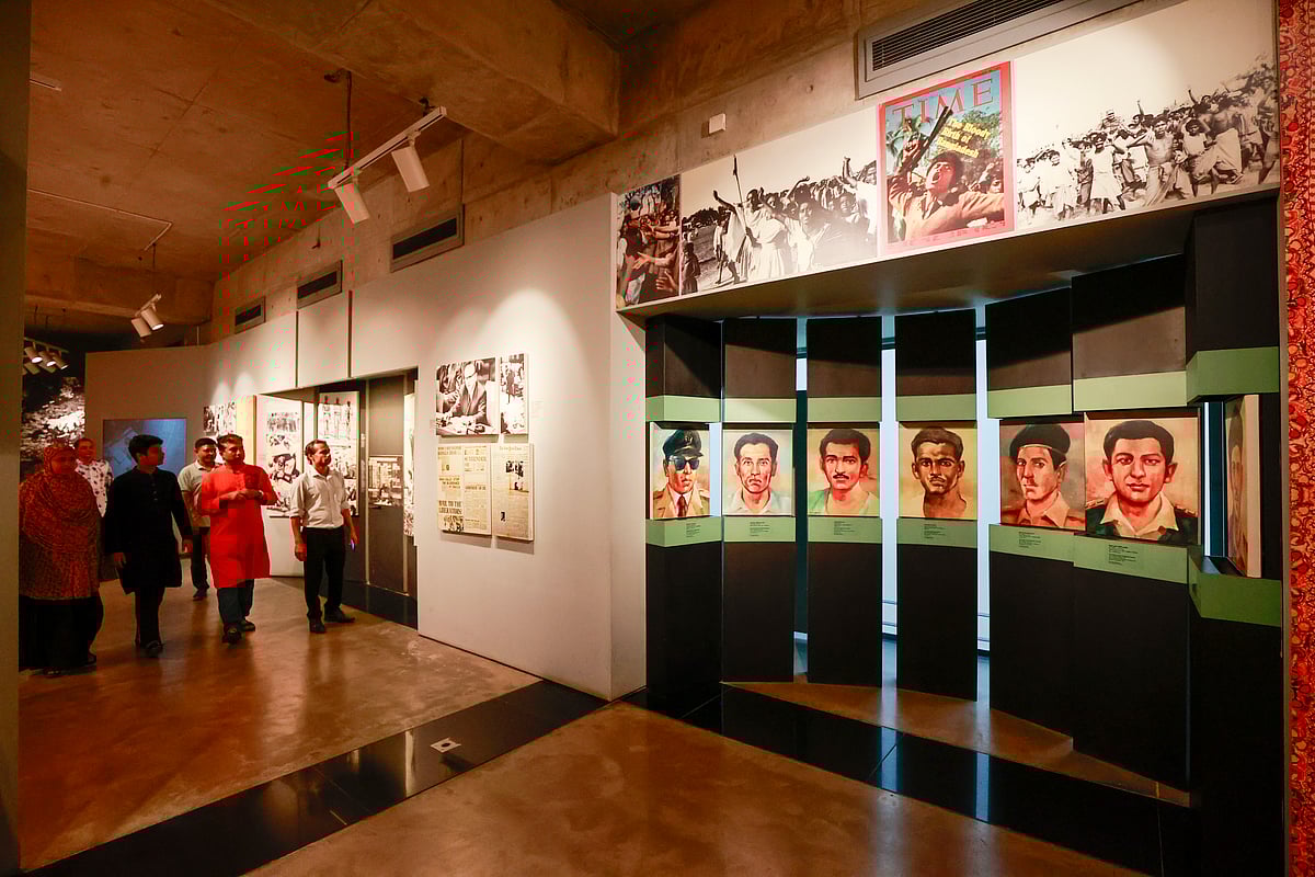 মুক্তিযুদ্ধ জাদুঘর পরিদর্শন ও মতবিনিময় সভায় সাংবাদিক ও দর্শনার্থীরা। গতকাল রাজধানীর আগারগাঁও মুক্তিযুদ্ধ জাদুঘরে