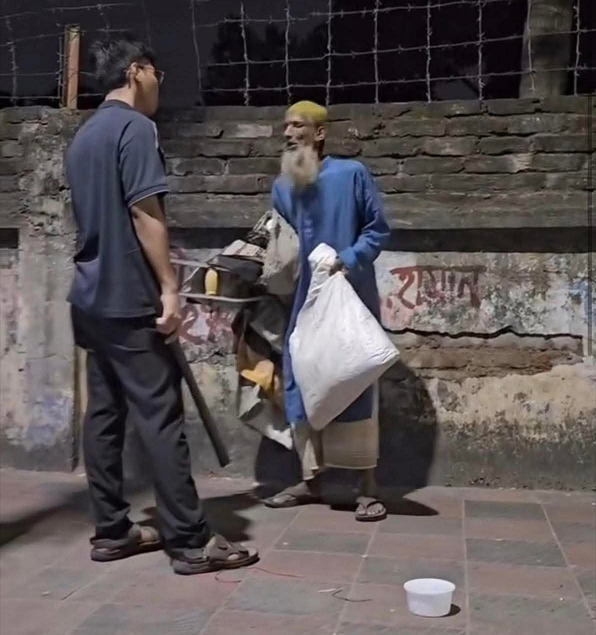 ঢাকা বিশ্ববিদ্যালয় ক্যাম্পাসে ডাকসুর এক নেতার একজন প্রবীণ ব্যক্তিকে লাঠি হাতে শাসানোর ভিডিও ফেসবুকে ছড়িয়ে পড়েছে