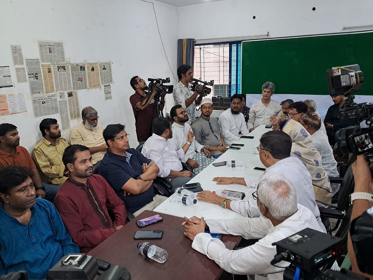 রাজধানীর তোপখানা রোডে বাংলাদেশ রাষ্ট্র সংস্কার আন্দোলনের প্রধান কার্যালয়ে আলোচনা করে ৯টি রাজনৈতিক দল