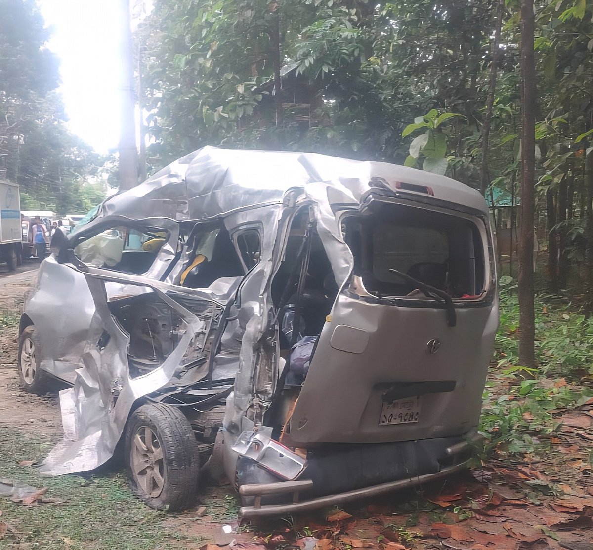 চট্টগ্রাম-কক্সবাজার মহাসড়কের চকরিয়া উপজেলার ফাঁসিয়াখালী ঢালা এলাকায় মাইক্রোবাসের সঙ্গে যাত্রীবাহী বাসের মুখোমুখি সংঘর্ষ হয়। এতে পাঁচজন নিহত হন। আজ বেলা ১১টার দিকে