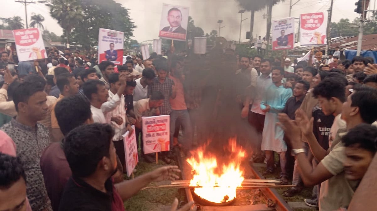 কুমিল্লা-১০ (নাঙ্গলকোট ও লালমাই উপজেলা) আসনে মনোনয়নবঞ্চিত বিএনপির কেন্দ্রীয় নির্বাহী কমিটির সদস্য মোবাশ্বের আলম ভূঁইয়ার সমর্থকেরা রেলপথ অবরোধ করেছেন। বুধবার বিকেলে ঢাকা-চট্টগ্রাম রেলপথের নাঙ্গলকোট বাজার এলাকায়