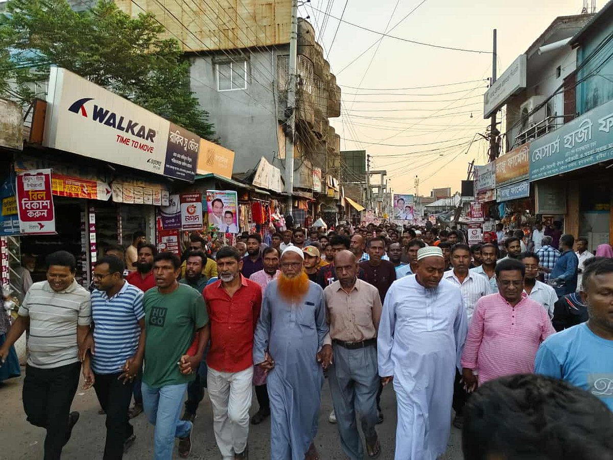 কুষ্টিয়ার কুমারখালী উপজেলার হলবাজার এলাকায় মনোনয়নবঞ্চিত নেতার অনুসারীদের বিক্ষোভ মিছিল। বুধবার বিকেলে