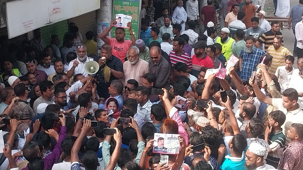 মুন্সিগঞ্জ-১ আসনে বিএনপির দেওয়া মনোনয়ন পুনর্বিবেচনার দাবিতে বিক্ষোভ। বুধবার দুপুরে শ্রীনগর উপজেলার ডাকবাংলো এলাকায়