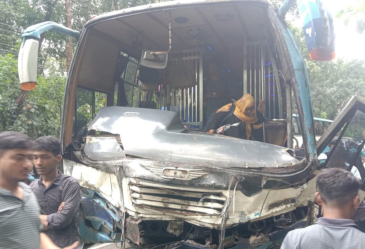 কক্সবাজারের চকরিয়ায় বাসের সঙ্গে মাইক্রোবাসের সংঘর্ষে পাঁচজন নিহত হয়েছেন। আজ বুধবার সকালে চট্টগ্রাম-কক্সবাজার মহাসড়কের ফাঁসিয়াখালীর ঢালা এলাকায়