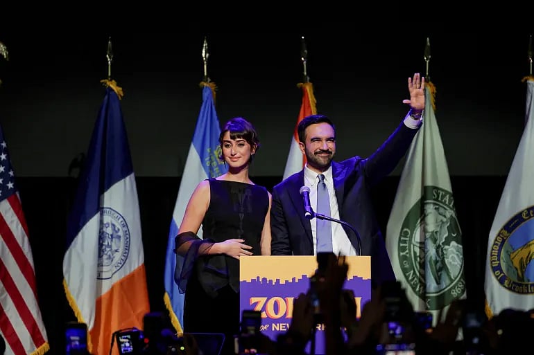 সমর্থকদের সামনে স্ত্রী রমা দুওয়াজিকে সঙ্গে নিয়ে জোহরান মামদানি। যুক্তরাষ্ট্রের নিউইয়র্কের ব্রুকলিনে, ৪ নভেম্বর ২০২৫