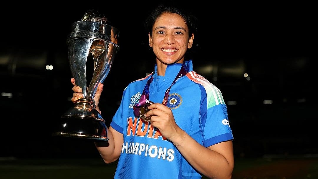 বিশ্বকাপ ট্রফি হাতে স্মৃতি মান্ধানা