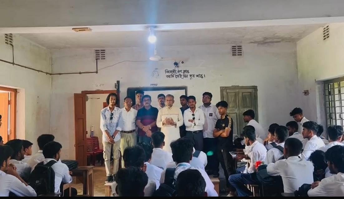 বড়াইগ্রাম সরকারি কলেজের একটি কক্ষে শিক্ষার্থীদের উদ্দেশে বক্তব্য দিচ্ছেন বিএনপি মনোনীত প্রার্থী আব্দুল আজিজ। বৃহস্পতিবার দুপুরে