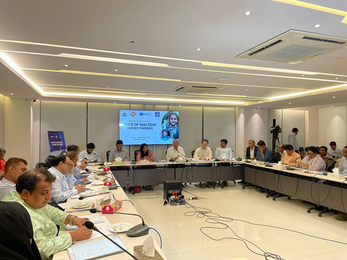 রাজধানীর ধানমন্ডিতে সেন্টার ফর পলিসি ডায়ালগের (সিপিডি) কার্যালয়ে ‘সমৃদ্ধ বাংলাদেশ গঠনে শিক্ষায় বিনিয়োগ বনাম নিষ্ক্রিয়তার মূল্য: শিশু ও তরুণদের শিক্ষাবঞ্চিত হওয়ার বৈশ্বিক ব্যক্তিগত, অর্থনৈতিক ও সামাজিক ব্যয়’ শীর্ষক একটি গোলটেবিল বৈঠক অনুষ্ঠিত হয়। ৬ নভেম্বর ২০২৫