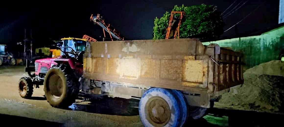 শাহ আরেফিন টিলা থেকে লুট করে নিয়ে যাওয়ার সময় চার ট্রাক্টরভর্তি পাথর জব্দ করে পুলিশ। গতকাল বুধবার রাত ১১টার দিকে সিলেটের কোম্পানীগঞ্জের ভোলাগঞ্জে