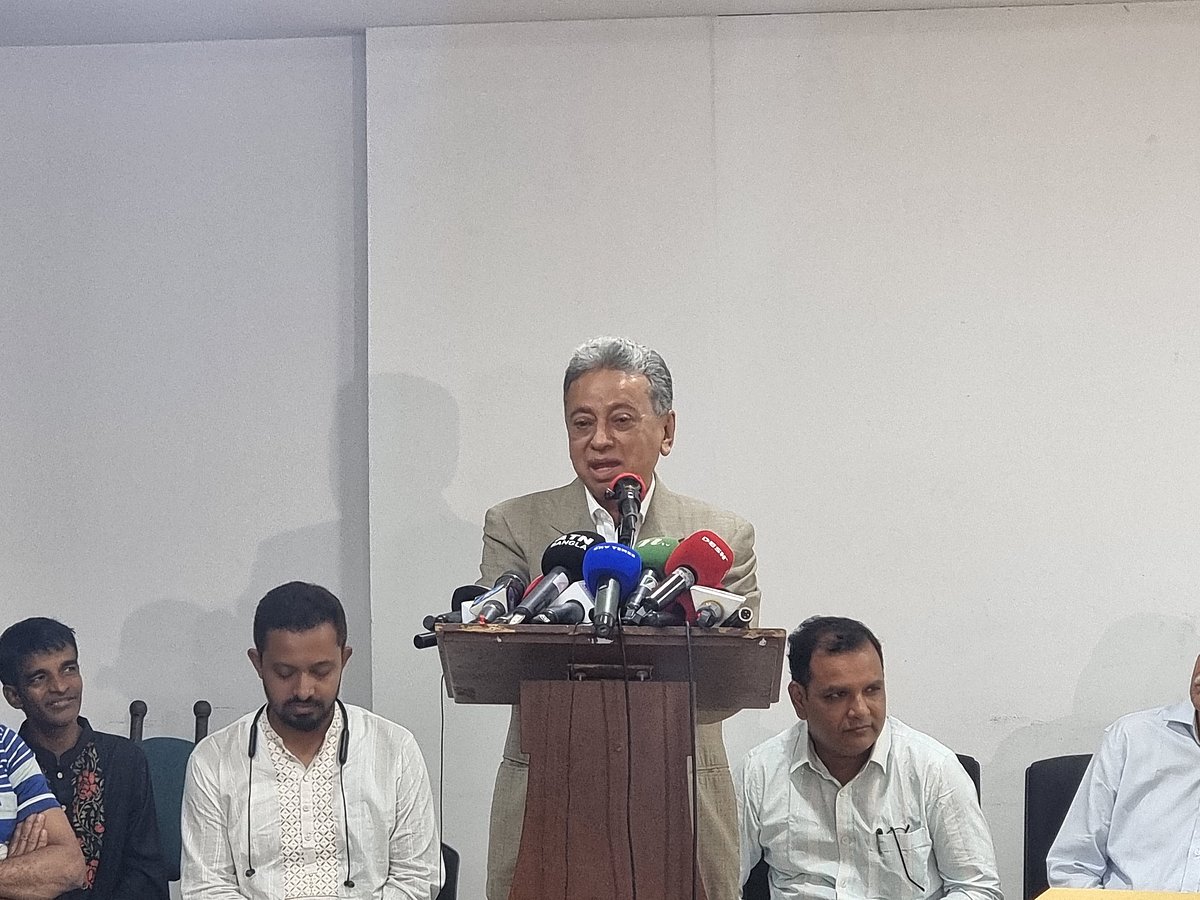 জাতীয় প্রেসক্লাবের আবদুস সালাম হলে ‘বাংলাদেশের সংবিধান ও সংস্কার প্রস্তাব’ প্রস্তাব শীর্ষক আলোচনা সভায় বক্তব্য দেন আমীর খসরু মাহমুদ চৌধুরী। ৬ নভেম্বর