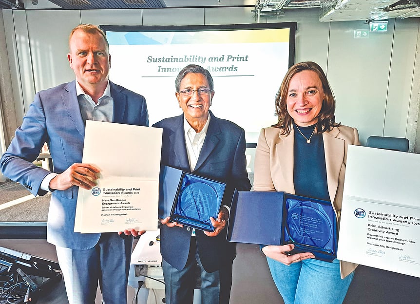 সাসটেইনেবিলিটি অ্যান্ড প্রিন্ট ইনোভেশন অ্যাওয়ার্ডসে প্রথম আলোর পক্ষ থেকে দুটি পুরস্কার গ্রহণ করছেন সম্পাদক মতিউর রহমান, পাশে ওয়ান-ইফরার ওয়ার্ল্ড প্রিন্টার্স ফোরামের পরিচালক ইঙ্গি রাফন ওলাফসন ও অ্যাওয়ার্ডের প্রধান জুরি গুন্ডুলা উল্লাহ (ডানে)। গত ৮ অক্টোবর রাতে জার্মানির মিউনিখ শহরে