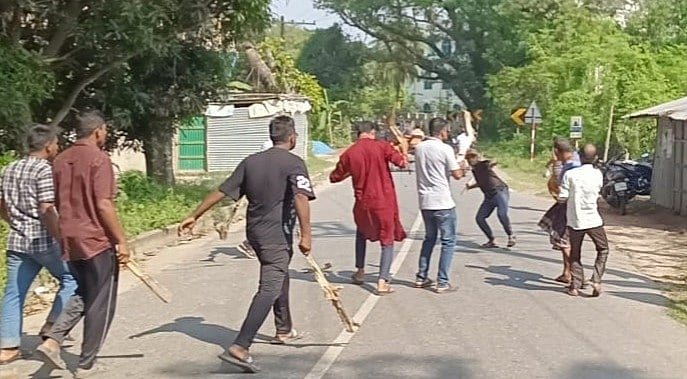 জয়পুরহাটের আক্কেলপুরে বিএনপির মনোনয়নবঞ্চিত গোলাম মোস্তফার কর্মী-সমর্থকদের ধাওয়া করছেন দলীয় প্রার্থী আবদুল বারীর সমর্থকেরা। আজ বৃহস্পতিবার বেলা ১১টার দিকে নবাবগঞ্জ সেতু এলাকায়