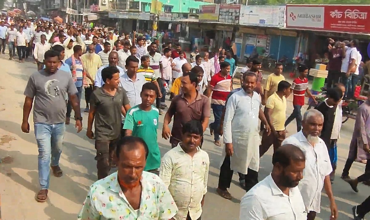 মেহেরপুর–২ আসনে জাভেদ মাসুদকে বিএনপির মনোনয়ন দেওয়ার দাবিতে তাঁর সমর্থকেরা মিছিল করেছেন। আজ বৃহস্পতিবার দুপুরে গাংনী শহরে