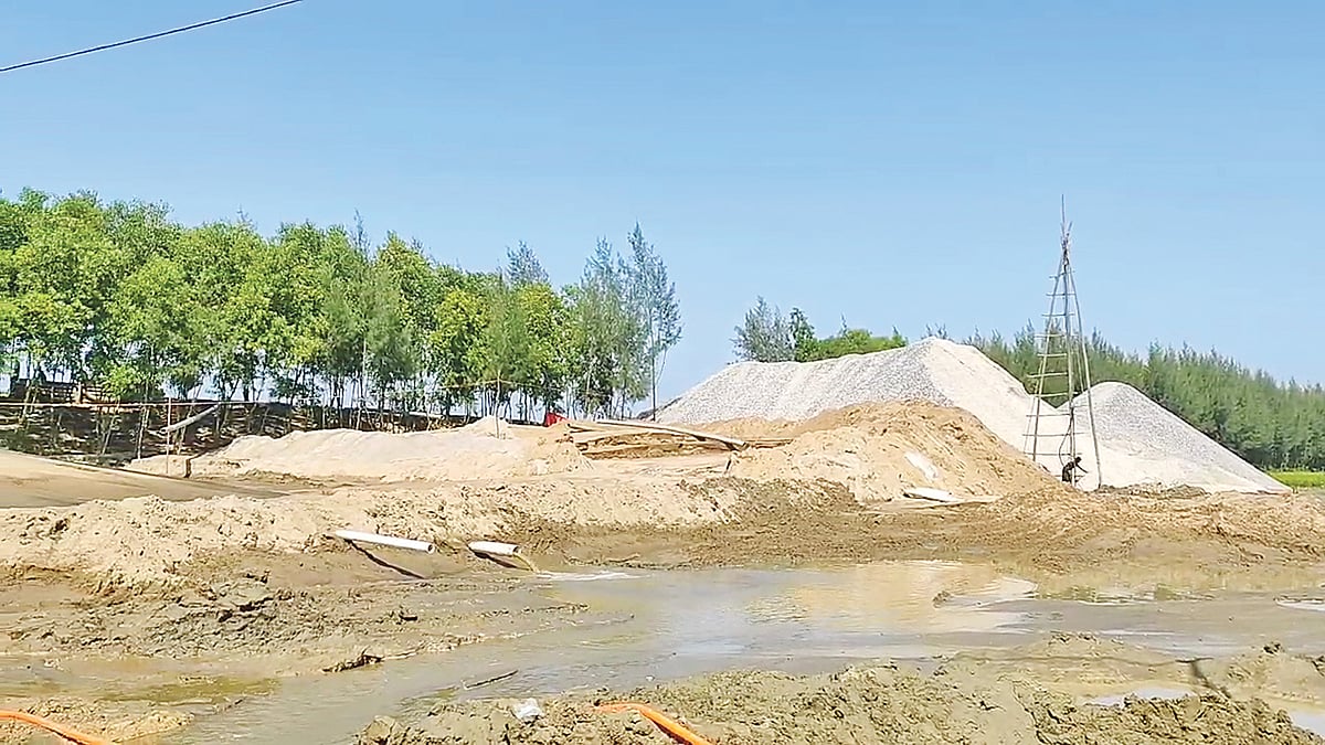 চট্টগ্রামের বাঁশখালী উপজেলার খানখানাবাদ ইউনিয়নের কদম রসুল এলাকায় বাঁধের জন্য আনা বালুর স্তূপ। সম্প্রতি তোলা