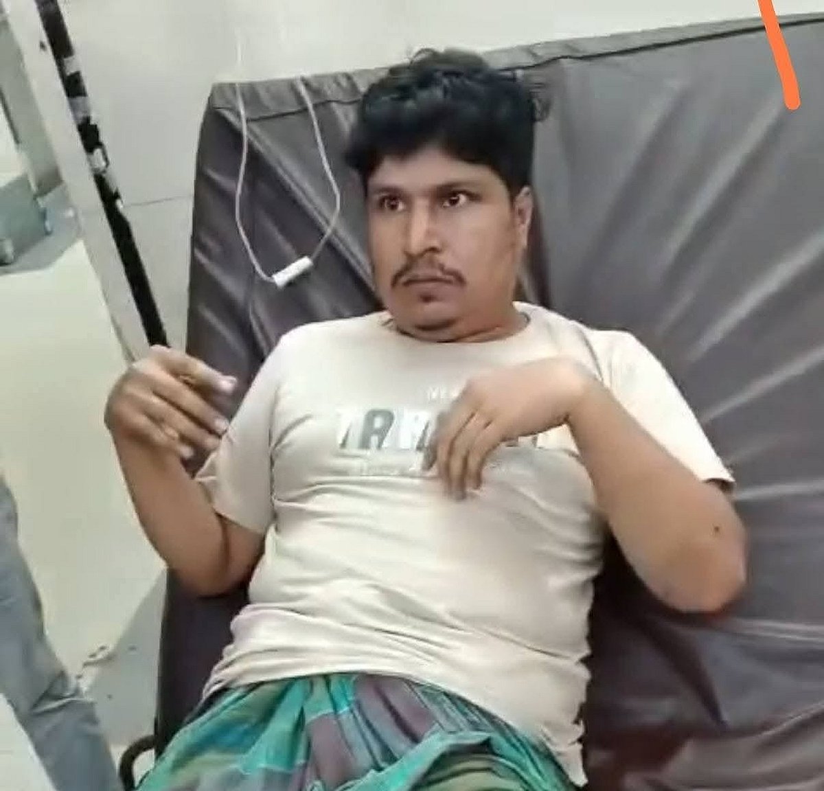 রাউজানে বিএনপির দুই পক্ষের গোলাগুলির ঘটনায় হাসপাতালে আনা হয় আহত একজনকে