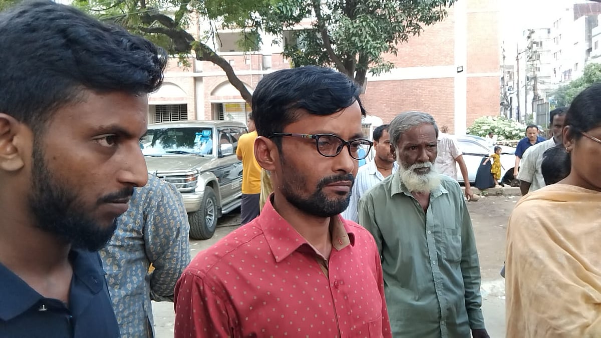 মামলার বাদী মো. জাহাঙ্গীর (মাঝে)