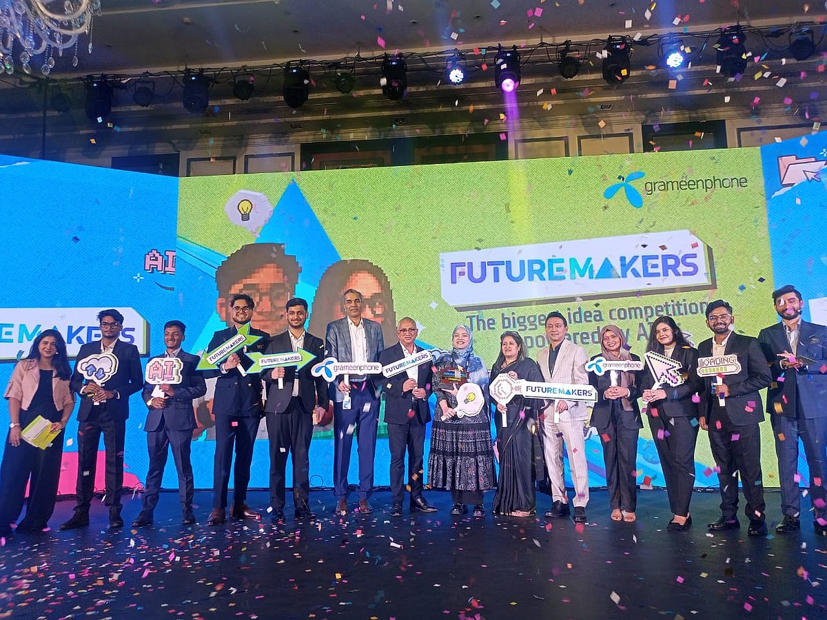 ফিউচারমেকার্স প্রতিযোগিতায় বিজয়ীদের সঙ্গে গ্রামীণফোনের কর্মকর্তা