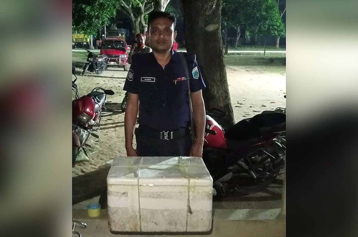 বিড়ালের মরদেহটি উদ্ধারের পর ময়নাতদন্তের জন্য পাঠিয়েছে পুলিশ। গতকাল রাতে আদমদীঘি থানায়