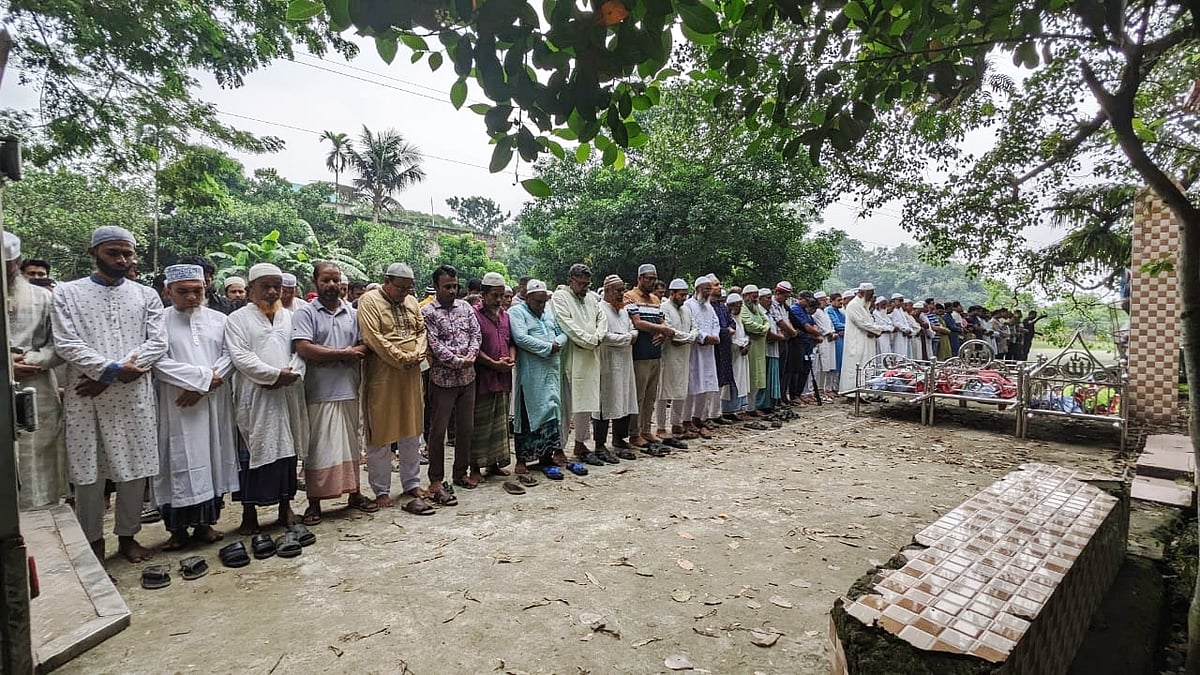 কুমিল্লার চৌদ্দগ্রামের চান্দিশকরা কেন্দ্রীয় ঈদগাহ মাঠে আমিনুল হকের স্ত্রী, মা আর ছোট বোনের জানাজা অনুষ্ঠিত হয়েছে। বৃহস্পতিবার সকালে