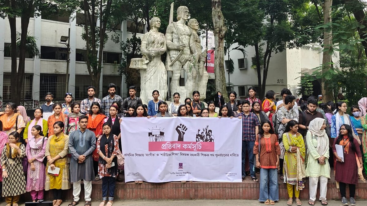 অপরাজেয় বাংলার সামনে সংগীত বিভাগের আয়োজনে এ প্রতিবাদ কর্মসূচি অনুষ্ঠিত হয়। ৬ নভেম্বর