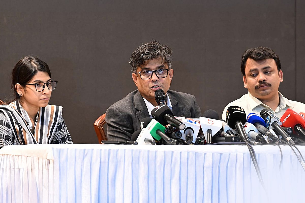 উপদেষ্টা পরিষদের বৈঠকের সিদ্ধান্ত জানান প্রধান উপদেষ্টার প্রেস সচিব শফিকুল আলম। আজ বৃহস্পতিবার রাজধানীর ফরেন সার্ভিস একাডেমিতে