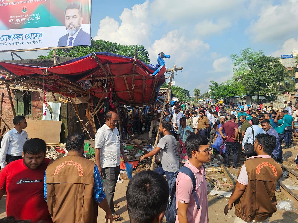 গাজীপুর শহরের জয়দেবপুর রেলক্রসিং এলাকায় অবৈধ স্থাপনা উচ্ছেদ অভিযান চালানো হয়। বৃহস্পতিবার দুপুরে