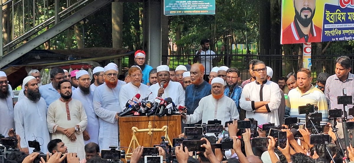 আজ বৃহস্পতিবার ঢাকার মৎস ভবন মোড়ে এক ব্রিফিংয়ে কথা বলেন জামায়াতে ইসলামীর সেক্রেটারি জেনারেল মিয়া গোলাম পরওয়ার